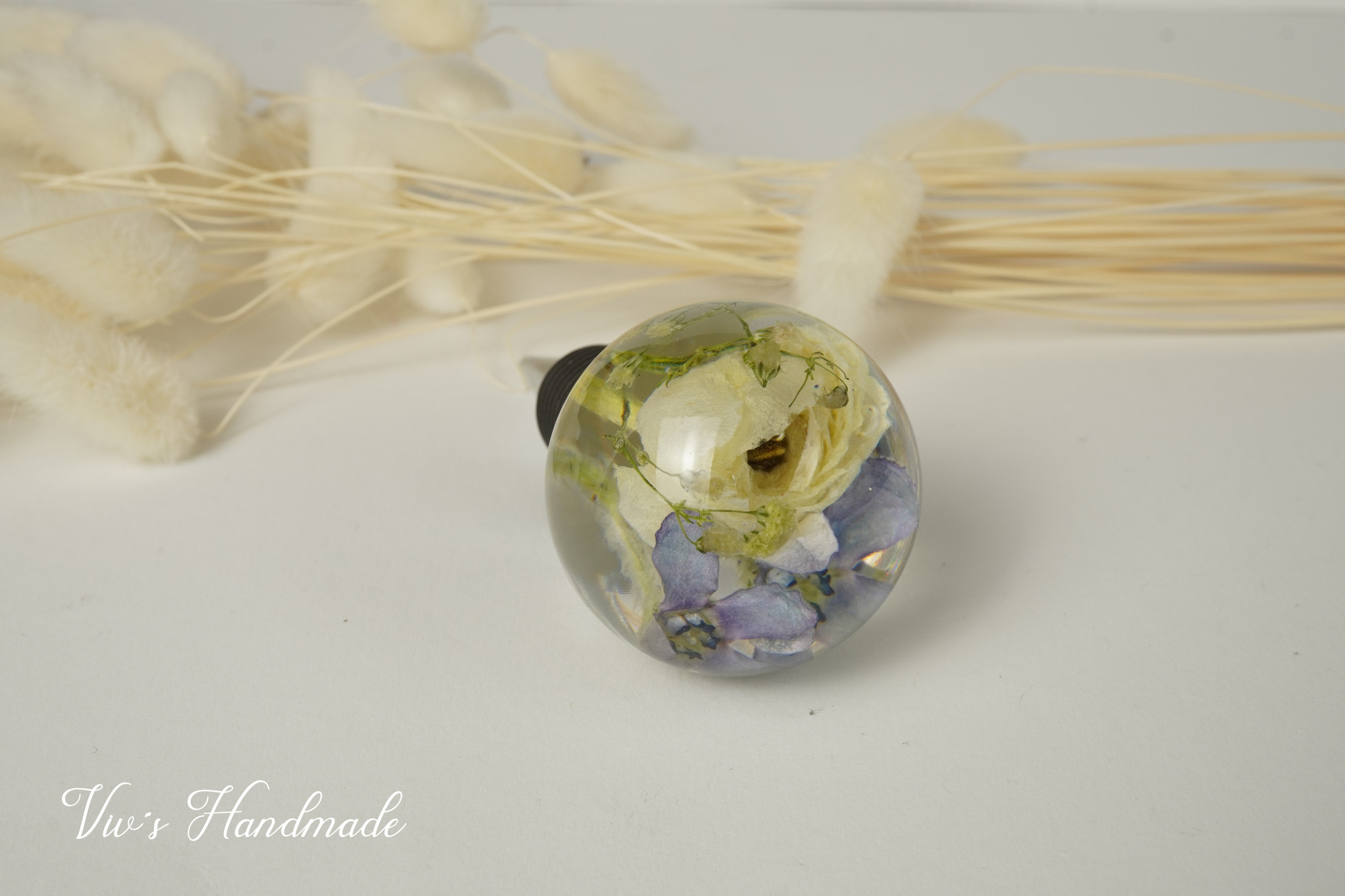 weinstopfen mit blumen vom brautstrauß