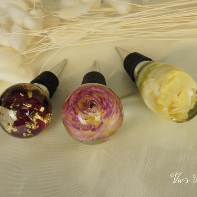 weinstopfen mit blumen