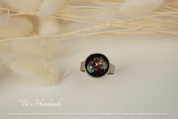 Silberfarbener Ring bunte Steinchen Epoxidharz