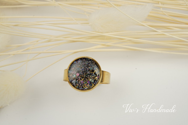 Goldfarbener Ring Schwarz/Glitzerplättchen Epoxidharz